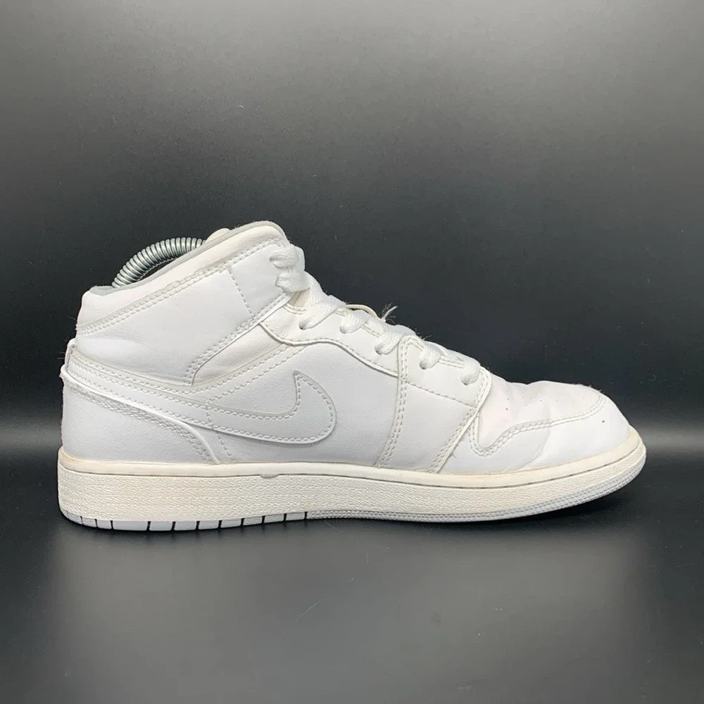 Jordan 1 Mid White Wolf Grey 554725-112 Men's‎ Sz 7 Women's Sz 8.5